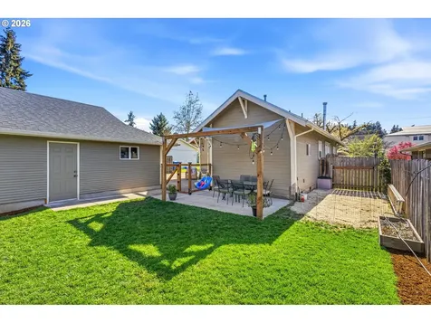 423 S 1st Street Silverton OR 97381