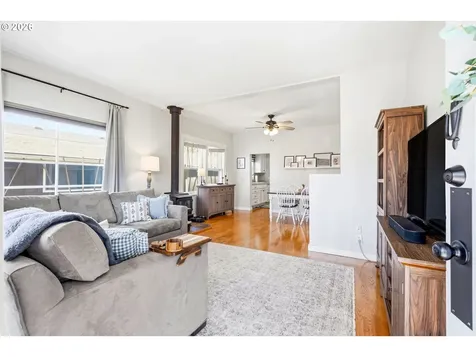 423 S 1st Street Silverton OR 97381