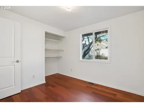 5568 SE Flavel Drive Portland OR 97206
