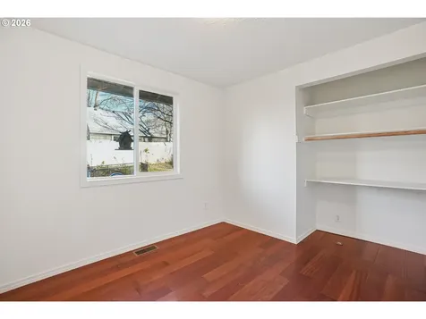 5568 SE Flavel Drive Portland OR 97206