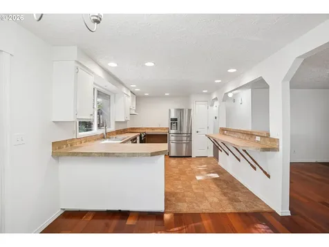 5568 SE Flavel Drive Portland OR 97206