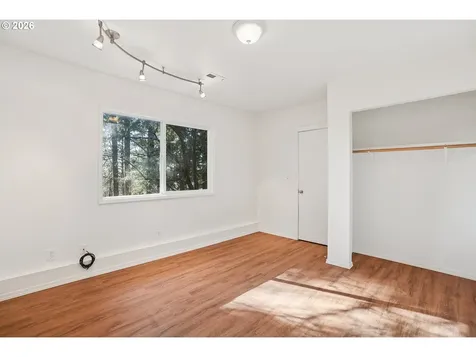 5568 SE Flavel Drive Portland OR 97206