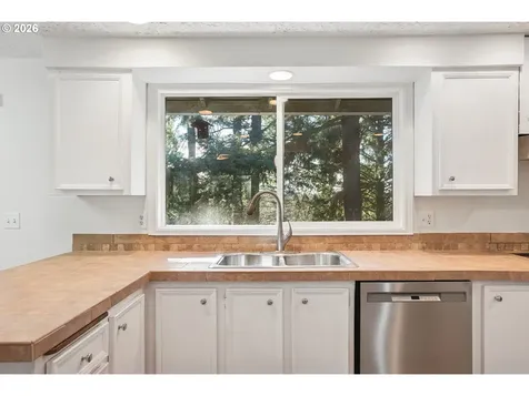 5568 SE Flavel Drive Portland OR 97206