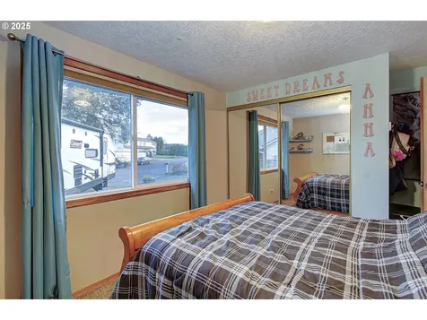 10128 NW 19th Avenue Vancouver WA 98685