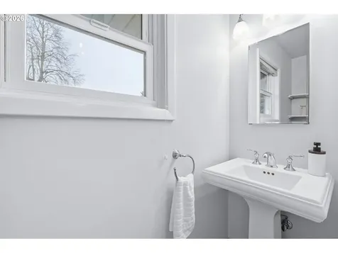 6123 NE Halsey Street Portland OR 97213