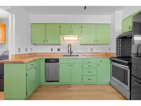 8405 SE Glenwood Street Portland OR 97266
