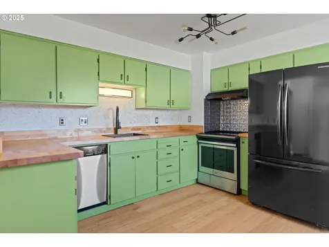 8405 SE Glenwood Street Portland OR 97266