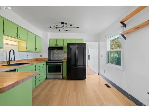 8405 SE Glenwood Street Portland OR 97266