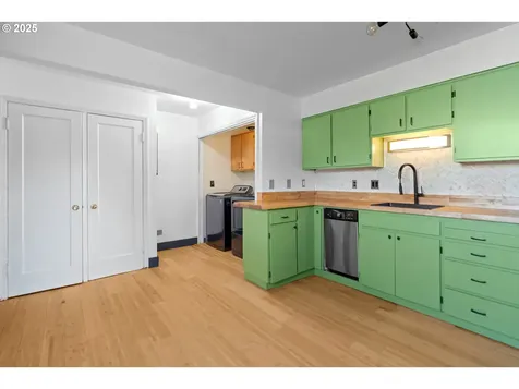 8405 SE Glenwood Street Portland OR 97266