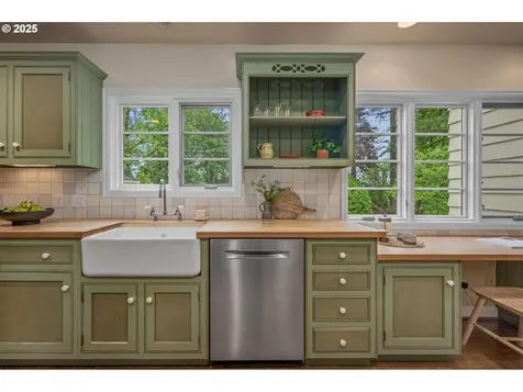 5046 SW Hilltop Lane Portland OR 97221