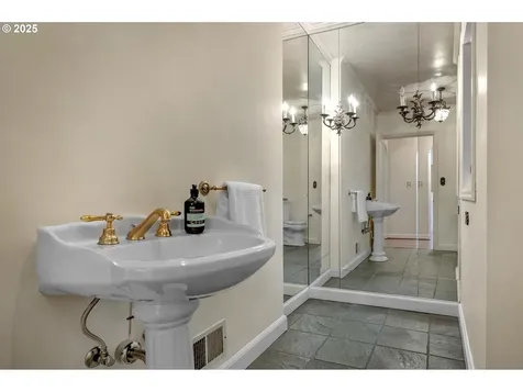 5046 SW Hilltop Lane Portland OR 97221
