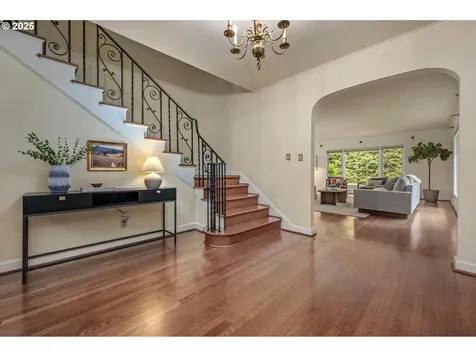 5046 SW Hilltop Lane Portland OR 97221