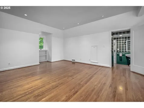 5046 SW Hilltop Lane Portland OR 97221
