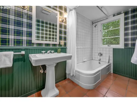 5046 SW Hilltop Lane Portland OR 97221