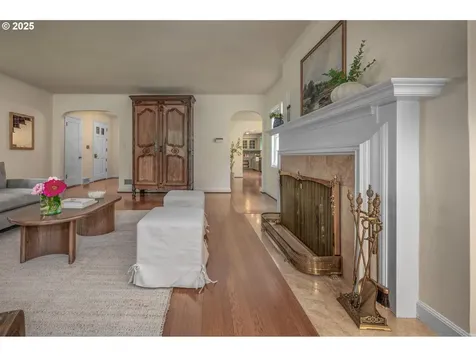 5046 SW Hilltop Lane Portland OR 97221