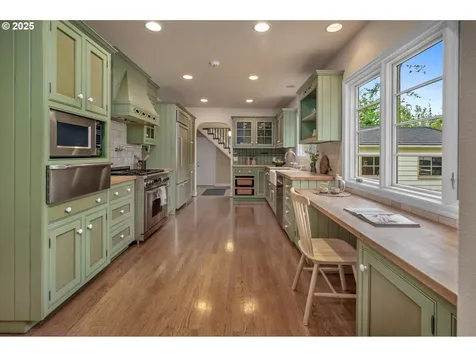 5046 SW Hilltop Lane Portland OR 97221