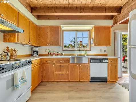 643 5th Street Gearhart OR 97138