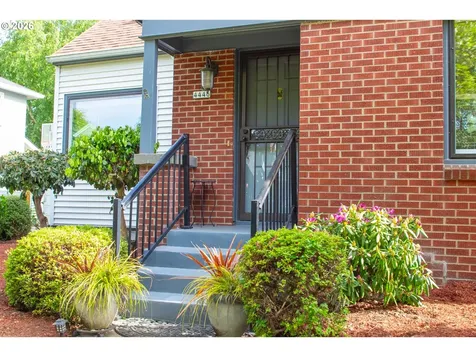 4446 NE Irving Street Portland OR 97213