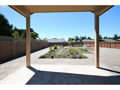2010 Roosevelt Loop North Bend OR 97459