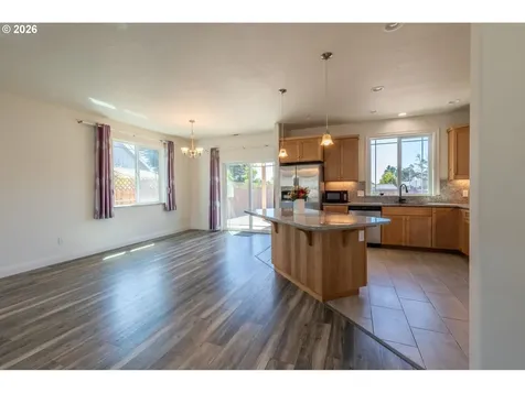 2010 Roosevelt Loop North Bend OR 97459