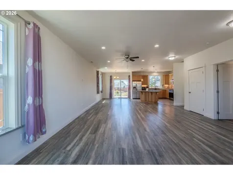 2010 Roosevelt Loop North Bend OR 97459