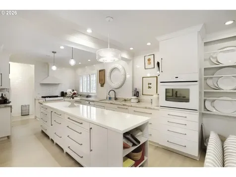 6394 SW Burlingame Avenue Portland OR 97239