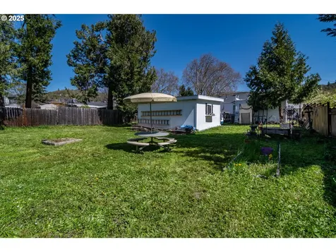 1630 NE Morris Street Roseburg OR 97470