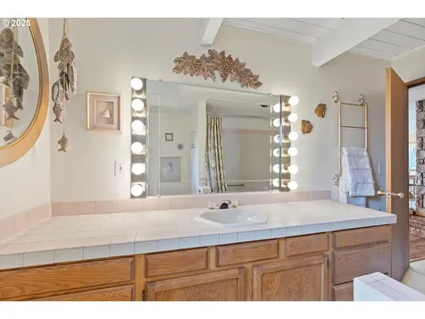 5203 NW Keel Avenue Lincoln City OR 97367