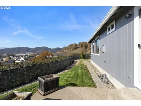1916 NE Todd Street Roseburg OR 97470