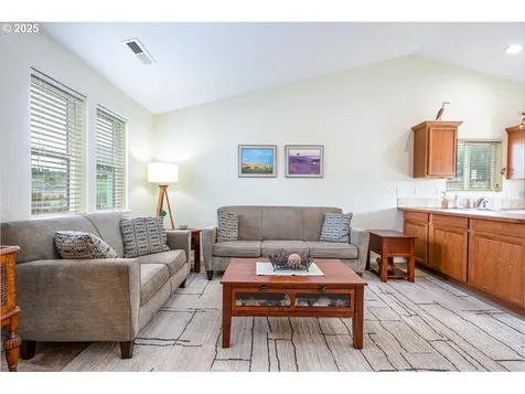 1957 S 58th Street Springfield OR 97478
