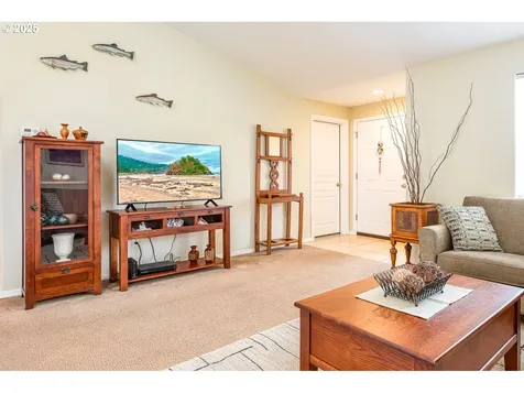 1957 S 58th Street Springfield OR 97478