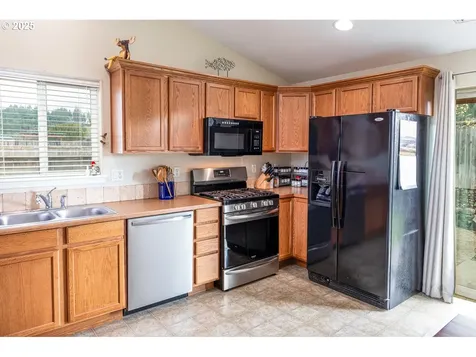 1957 S 58th Street Springfield OR 97478