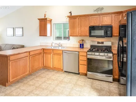 1957 S 58th Street Springfield OR 97478
