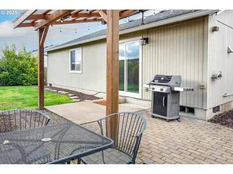 1957 S 58th Street Springfield OR 97478