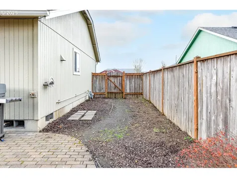 1957 S 58th Street Springfield OR 97478