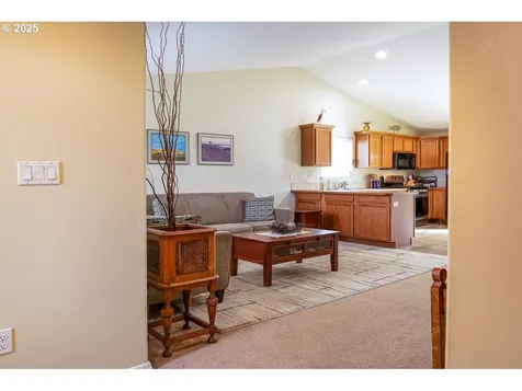 1957 S 58th Street Springfield OR 97478