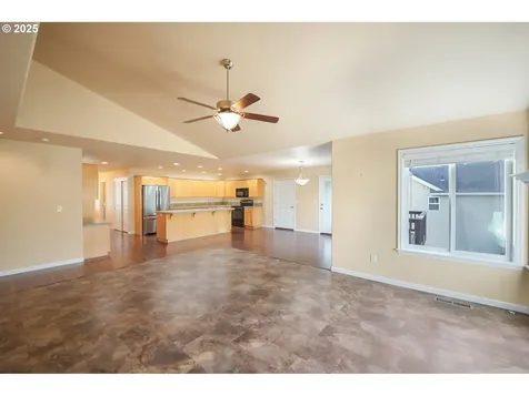 3649 10th Street Hubbard OR 97032