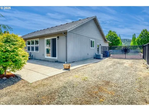 1545 E Fourth Avenue Sutherlin OR 97479