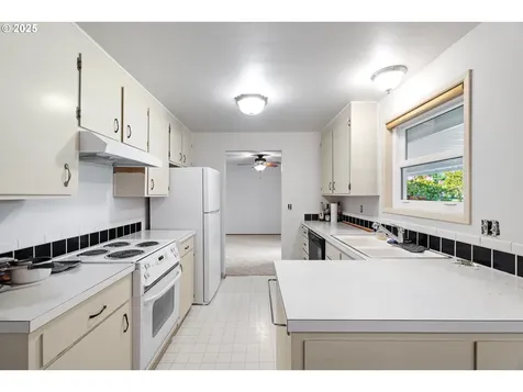 742 Oregon Way Woodburn OR 97071
