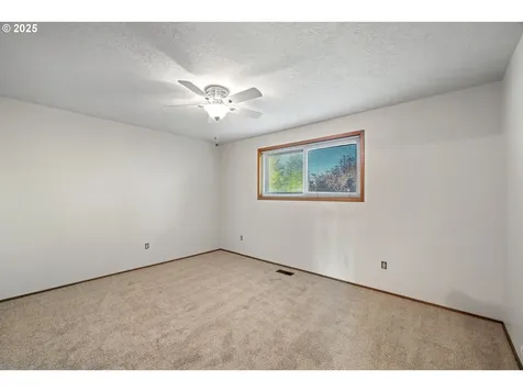 742 Oregon Way Woodburn OR 97071