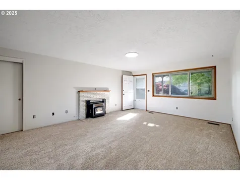 742 Oregon Way Woodburn OR 97071