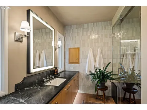 875 W 36th Avenue Eugene OR 97405