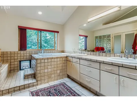 3902 SW Mount Adams Drive Portland OR 97239