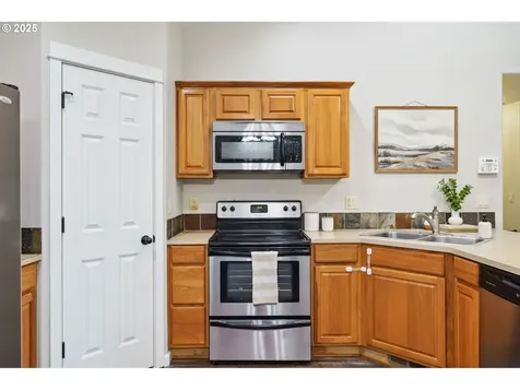 1230 W Fairview Drive Springfield OR 97477