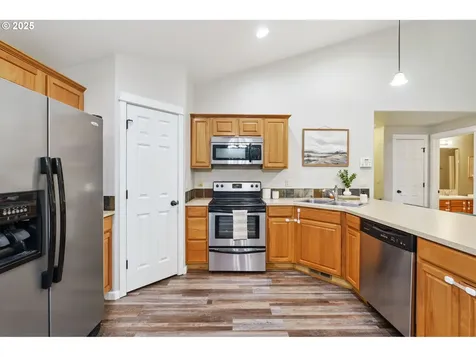 1230 W Fairview Drive Springfield OR 97477