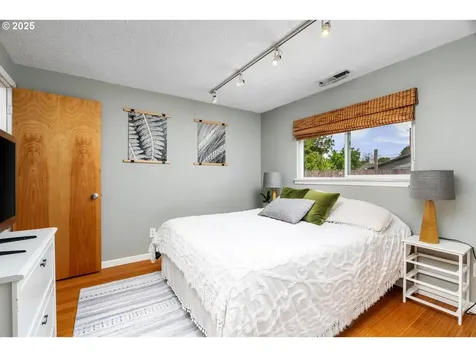 6837 SE Gladstone Street Portland OR 97206