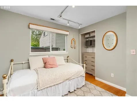6837 SE Gladstone Street Portland OR 97206