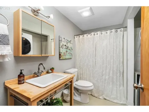 6837 SE Gladstone Street Portland OR 97206