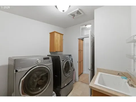 61513 Richmond Way Coos Bay OR 97420