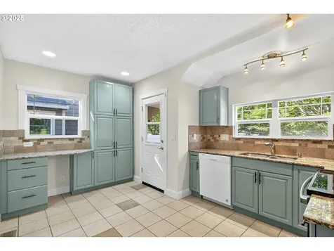 8504 NE Glisan Street Portland OR 97220